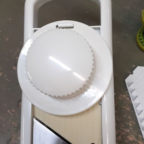 Bundle of Mandoline fruit and vegetable slicer with 3  blades & garlic mincer. - Picture 3 of 7